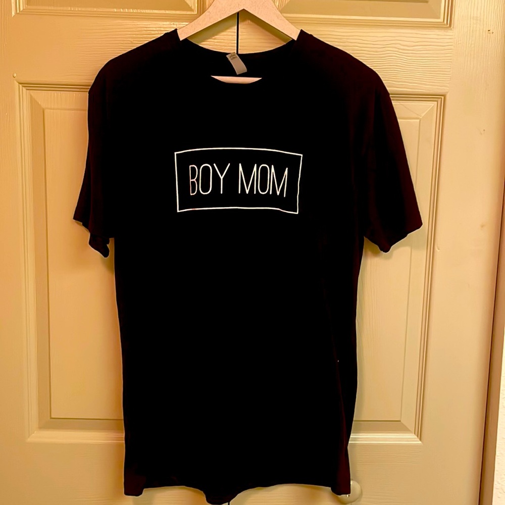 BOY MOM graphic tee